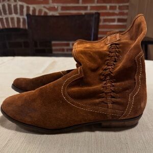 👢LIKE NEW DV WOMEN’S Cognac Suede ANKLE BOOTS by Dolce Vita in size 8.5👢